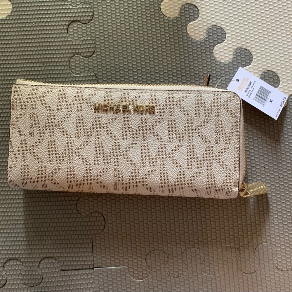 Michael Kors Jet Set Travel Wallet
